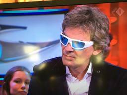 Matthijs test lichtbril van Ranomi tijdens DWDD (foto: Ranomi Kromowidjojo/Twitter)