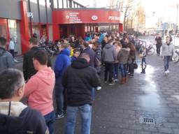 Lange rij voor de fanshop van PSV. (Foto: Jan-Willem Waterdrinker)