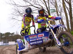 De broers Etienne en Robbie Bax nog samen op een crossmotor. 