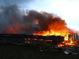 De stal is volledig verwoest door de brand (foto: SQ Vision/Sander van Gils).