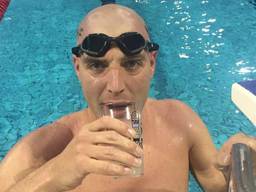 'Volledig gesloopt' na een urenlange zwemmarathon: Van der Weijden zwemt geld voor KWF bij elkaar