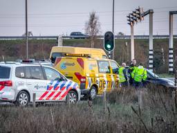 De inzittenden van twee auto's kregen ruzie. (Foto: Rob Engelaar/Infocus Media).