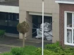 In Oosterhout besloot een leerling in het verleden om de deur te barricaderen met zandzakken. (Foto: Twitter)