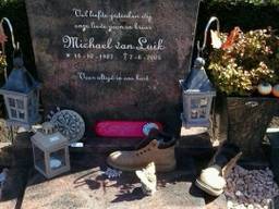 Het graf van Michael van Luik werd ondergeplast. Foto van de familie via Facebook