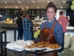 Het gaat hard met al die bakjes friet bij Pieperz in Veghel. Foto: Jos Verkuijlen