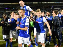 Anthony Lurling ging op de schouders van zijn teamgenoten van het veld af. (Foto: Henk van Esch).