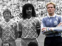 Het grijze tenue dat Hans van Breukelen droeg tijdens het E '88K. (Foto: twitter KNVB).