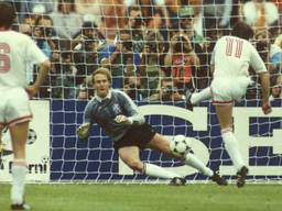 Van Breukelen stopt de strafschop van Igor Belanov in de finale van het EK '88. (Foto: ANP).
