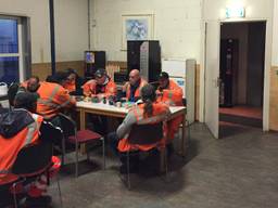 Schoonmakers drinken rustig een bakje koffie in de kantine 