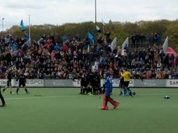 HGC juicht op het veld van OZ. (Foto: Nanko Boelman).