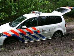 Politieauto vast in de modder (bron: Politie Oss / Facebook)