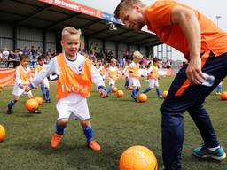 Oranjeselectie bezoekt voetballertjes