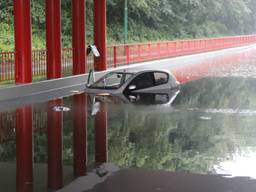 Door een wolkbreuk kwam deze auto in de zomer van 2016 onder water te staan. Foto: Saskia Kusters