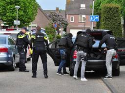 Het arrestatieteam is met meerdere wagens ter plaatse. (foto: Marvin Doreleijers/FPMB) 