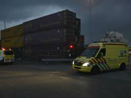 Bedrijfsongeval op een schip bij containeroverslag Moerdijk (foto: Marco Verhage).