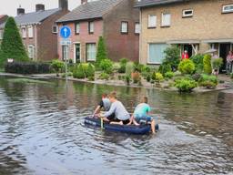 Een man die op de Helmondseweg in Deurne woont heeft zandzakken voor de deur gelegd