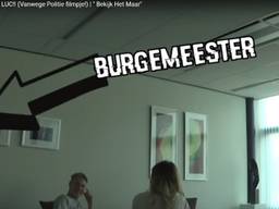 De burgemeester verrast Luc (l) en Marijn (r) (foto: Youtube/bekijkhetmaar)