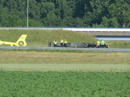 De traumahelikopter bij de gekantelde vrachtwagen (foto: Jeroen Stuve/Foto Stuve fotografie).