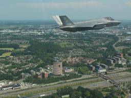 Het gevechtsvliegtuig bij de luchtmachttoren.. (Foto: Luchtmacht)