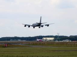 De Boeing landde veilig om halftwee op de Eindhovense vliegbasis. (Foto: Ginopress).