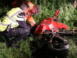 De motorrijder kwam bij het ongeluk om het leven. Foto: Remco de Ruijter