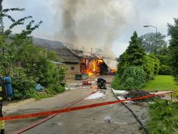 De loods waar de brand woedt, zou vol liggen met stro. (Foto: Jeroen Stuve/Stuve Fotografie)