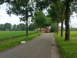 De brandweer zoekt uit wat er in de vaten zit. (Foto: Jeroen Stuve/Stuve Fotografie)