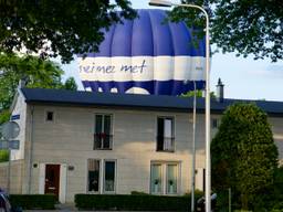 De luchtballon vlak boven de huizen in Tilburg. Foto: Freddie de Roeck