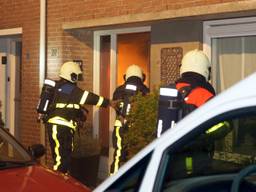 De brandweer moest de voordeur forceren.. (Foto: Martijn van Bijnen/FPMB)