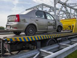 Een berger heeft de Belgische auto meegenomen. (Foto: Marcel van Dorst/SQ Vision)