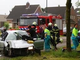 Automobilist richt flinke ravage aan in Oss. (foto: Charles Mallo/SQ Vision)