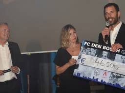 Ruud van Nistelrooy erg blij met cheque van €46.500 (Foto Henk van Esch)