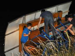 De passagiers kregen de bierfiets zelf niet overeind. (Foto: Harm van Leuken/SQ Vision)