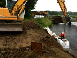 In Berlicum worden zandzakken in de Aa gelegd. (foto: Waterschap Aa en Maas)