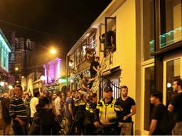 Veel publiek in de Klappeijstraat. (Foto: Mathijs Bertens/Stuve Fotografie)