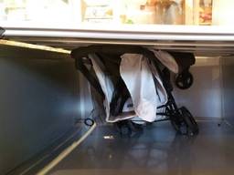 De buggy zat helemaal klem onder de lift. Foto: Politie