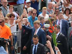 De koning werd enthousiast onthaald. (Foto: Saskia Kusters/SK-Media)