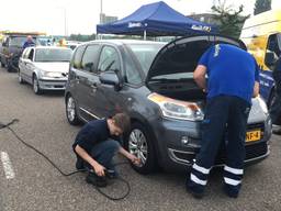 ANWB checkt auto`s bij grensovergang Hazeldonk 