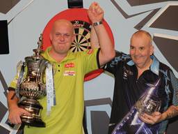 Michael van Gerwen met de beker (foto: Lawrence Lustig / PDC)