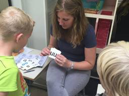 Kermiskinderen krijgen les in rijdende school