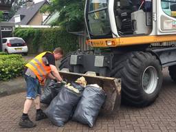 Speciale karavaan trekt door Luyksgestel om bouwafval door hagelstorm aan huis op te halen