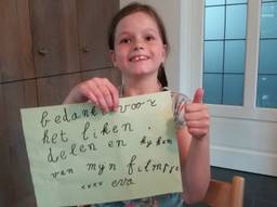 Eva (7) bedankt iedereen die haar filmpje op Facebook heeft bekeken. Foto: Familie