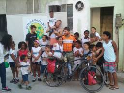 Mark Koelen met de kinderen van Estrela de Favela