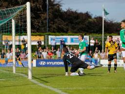 Adarabioyo scoort de 2-0 voor NAC Breda (foto: Marcel van Dorst / SQ Vision)