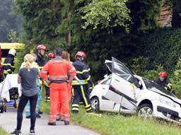 Een van de auto's die van de weg raakte (foto: Jack Brekelmans / BMS)