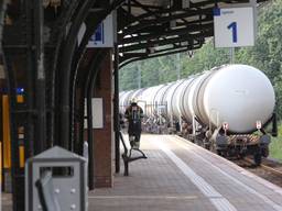 Brandweerlieden doen onderzoek bij station Geldrop (foto: Rob Engelaar / Infocus Media)