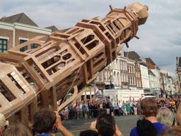 De toren valt om op de Markt. Foto: Twiiter/MartenvdMolen