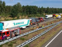 Het verkeer stond al meer dan een uur vast, en wordt nu stapvoets langs het ongeluk geleid over de vluchtstrook.