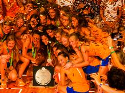 Nederlandse hockeydames uit hun dak bij huldiging in het Holland Heineken Huis