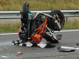 De motorrijder is gewond naar het ziekenhuis gebracht. Foto: Martijn van Bijnen / FPMB